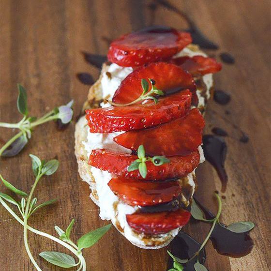 Strawberry crostini with soft cheese, thyme and balsamic